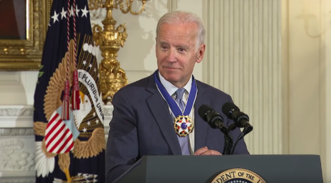 Joe Biden obdržel presidentskou medaili za přinos Spojeným státům